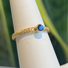 Load image into Gallery viewer, DS Bezel Set Sapphire in Hammered Band
