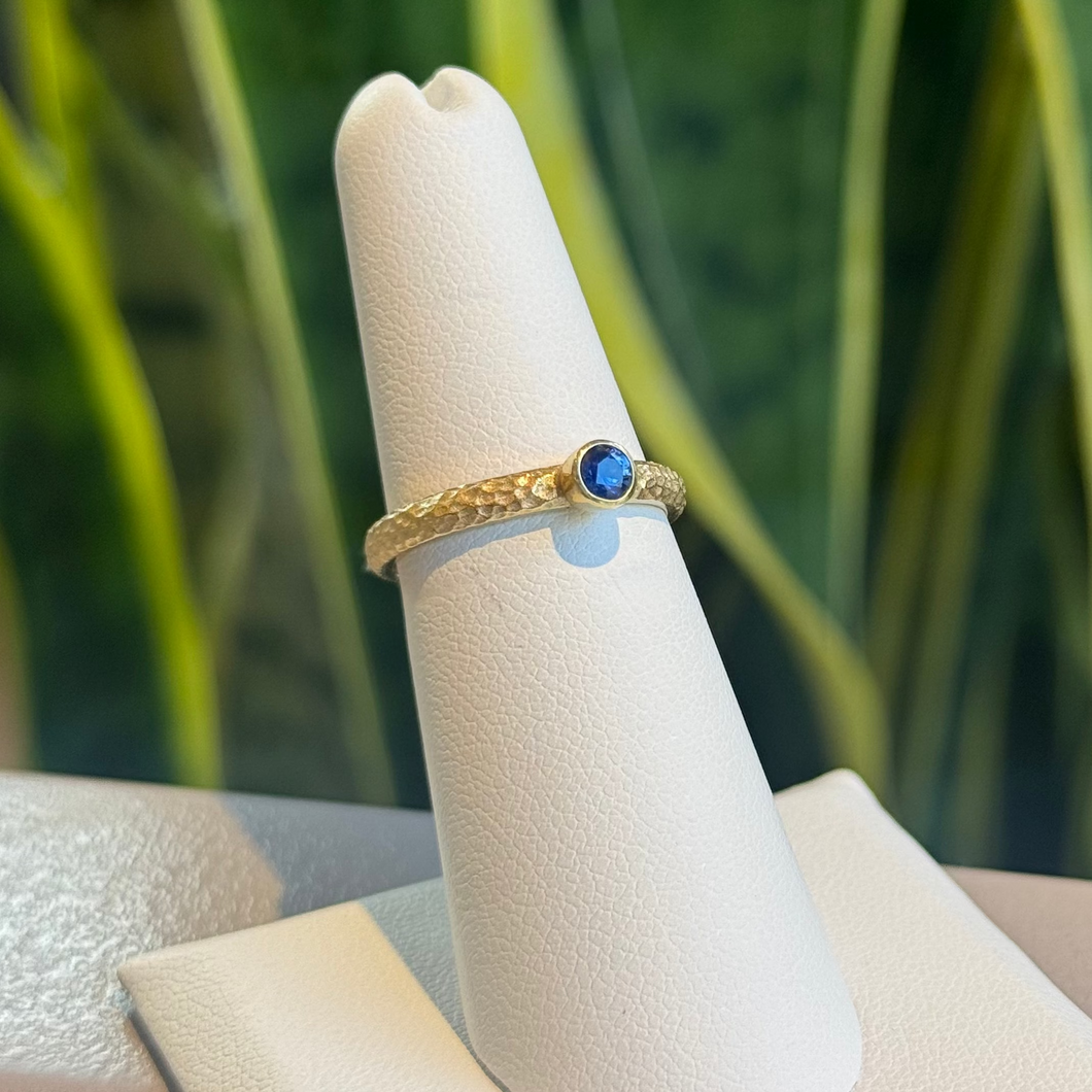 DS Bezel Set Sapphire in Hammered Band